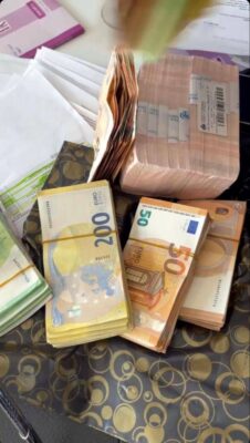 Pide dinero falso en Barcelona España